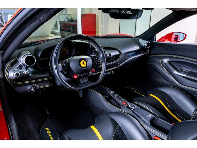 Ｆ８トリブート 　ＬＥＤ付カーボンステアリングホイール＋カーボンファイバードラーバーゾーン　２０インチ鍛造マットホイール　カーボンレーシングシート　サスペンションリフター　カーボン（センターコンソール　エンジンカバー）（19枚目）