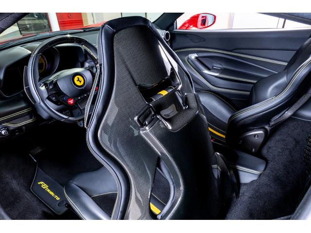 Ｆ８トリブート 　ＬＥＤ付カーボンステアリングホイール＋カーボンファイバードラーバーゾーン　２０インチ鍛造マットホイール　カーボンレーシングシート　サスペンションリフター　カーボン（センターコンソール　エンジンカバー）（30枚目）