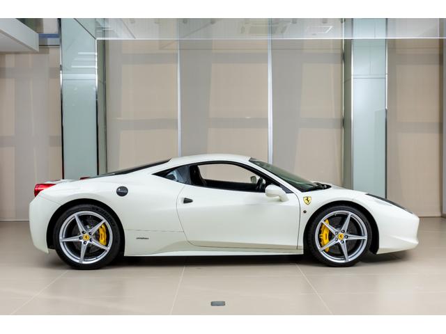 458イタリア ベースグレード カーボンファイバーレーシングシートカーボンファイバーレーシングシート+フロントサスペンションリフター付 LED付きカーボンステアリングホイール 20インチ鍛造スポーツホイール アダプティブヘッドライト(8枚目)