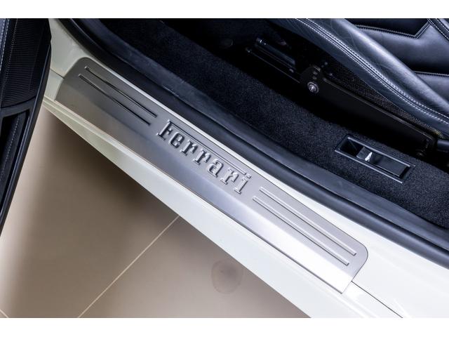 458イタリア ベースグレード カーボンファイバーレーシングシートカーボンファイバーレーシングシート+フロントサスペンションリフター付 LED付きカーボンステアリングホイール 20インチ鍛造スポーツホイール アダプティブヘッドライト(27枚目)