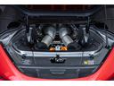 Ｖ６エンジンにツインターボを搭載。内燃エンジンとリアの電気モーターとの一体化により８３０ｈｐを発揮します。鋭い加速が特徴的です。後輪駆動にプラグインハイブリッド（ＰＨＥＶ）が組み込まれてます。