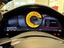 メーターパネルは１６インチの液晶タイプ。センターにタコメーター、左にカーナビのマップ、右に車両情報が表示されます。