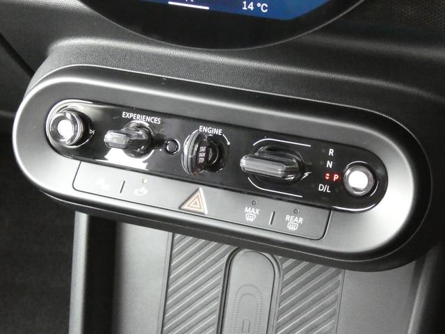 �G���W���X�^�[�g�^�X�g�b�v�̃g�O���X�C�b�`��G�A�R���̃{�^���Ȃǂ́A�Z���^�[�p�l���ɏW�񂳂�Ă��܂��I