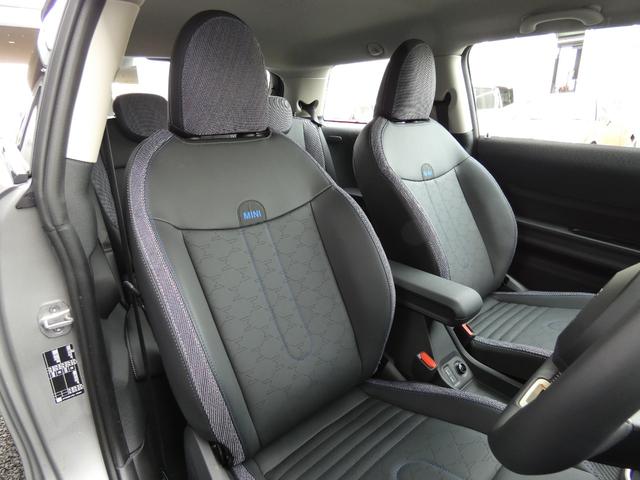 �V�[�g�́A�ւ���E�j��Ȃǂ��Ȃ��A�L���C�ȏ�Ԃł��I