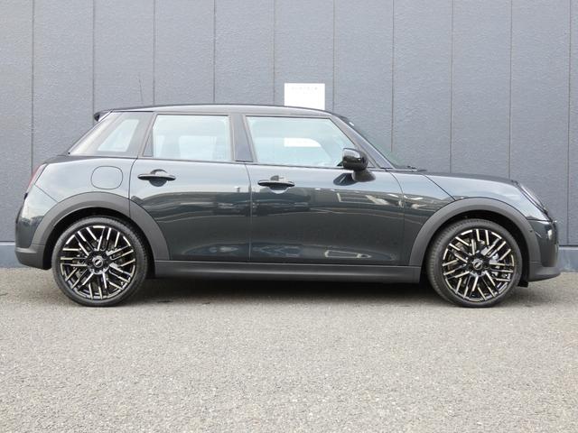ＭＩＮＩ クーパーＣ　フェイバード・トリム　正規認定中古車　保証整備付　弊社試乗車　ナビ　ＥＴＣ　バックカメラ　衝突軽減ブレーキ　アイドリングストップ　障害物ソナー　レーンキープ　アダプティブクルコン　ＬＥＤライト　純正ホイール（44枚目）