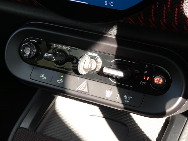 �G���W���X�^�[�g�^�X�g�b�v�̃g�O���X�C�b�`��G�A�R���̃{�^���Ȃǂ́A�Z���^�[�p�l���ɏW�񂳂�Ă��܂��I