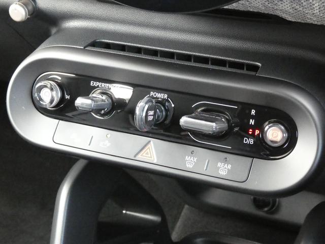 �G���W���X�^�[�g�^�X�g�b�v�̃g�O���X�C�b�`��G�A�R���̃{�^���Ȃǂ́A�Z���^�[�p�l���ɏW�񂳂�Ă��܂��I