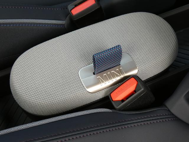 �l�h�m�h�炵�����j�[�N�ȃf�U�C���̃Z���^�[�R���\�[���{�b�N�X�I