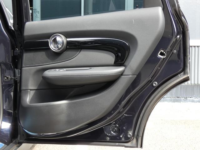 �i�E�㕔���ȁj�h�A�p�l�����ۂ���Ƃ����f�U�C���ƂȂ��Ă��܂��I