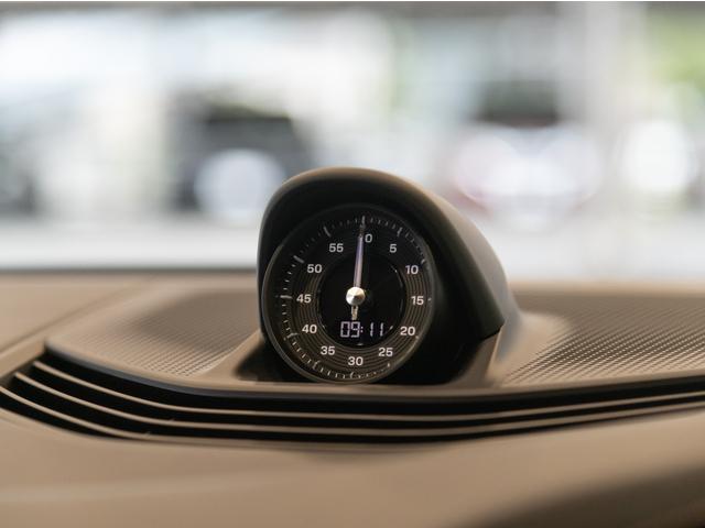 タイカン タイカンＧＴＳ　４＋１シート　マトリックスヘッドライト（16枚目）