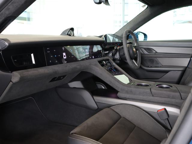 �C���e���A�J���[�F�u���b�N�@�A���r�G���g���C�g�𑕔�