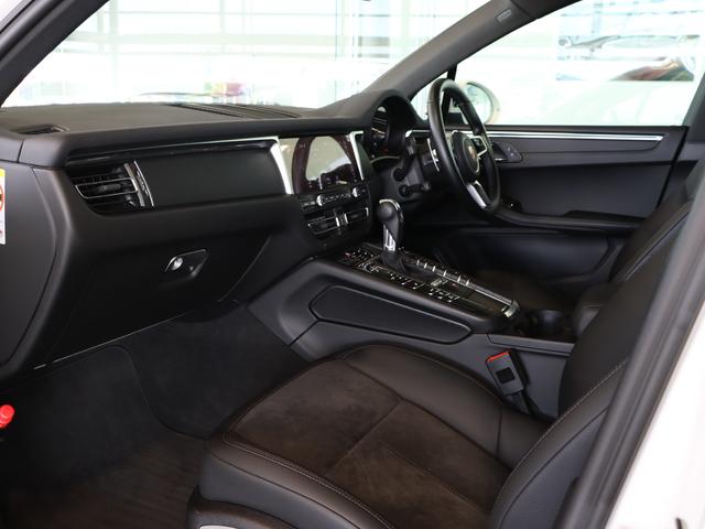 �C���e���A�J���[�F�u���b�N