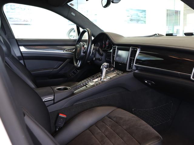 �C���e���A�J���[�F�u���b�N