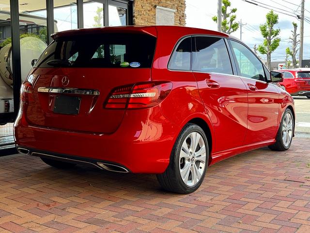 Bクラス B180 レーダーセーフティ&ベーシック&ナビゲーションパッケージ LEDヘッドライト キーレスPUSHスタート 前席シートヒーター 後席シートテーブル  HDD/TV/リアカメラ/Bluetooth/ETC(3枚目)