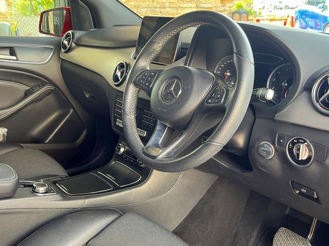 Bクラス B180 レーダーセーフティ&ベーシック&ナビゲーションパッケージ LEDヘッドライト キーレスPUSHスタート 前席シートヒーター 後席シートテーブル  HDD/TV/リアカメラ/Bluetooth/ETC(5枚目)