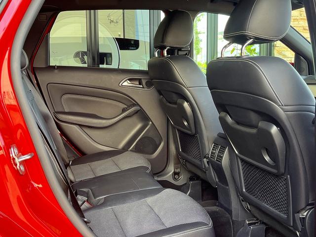 Bクラス B180 レーダーセーフティ&ベーシック&ナビゲーションパッケージ LEDヘッドライト キーレスPUSHスタート 前席シートヒーター 後席シートテーブル  HDD/TV/リアカメラ/Bluetooth/ETC(7枚目)