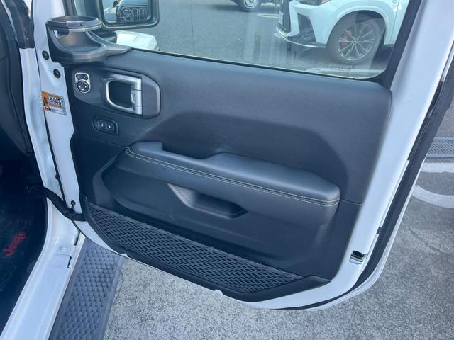 ジープ・ラングラーアンリミテッド サハラ シートヒーター/ハンドルヒーター/バックカメラ/左サイドカメラ/4WD/AppleCarplay/AndoroidAuto/認定中古車保証付き/認定中古車(16枚目)