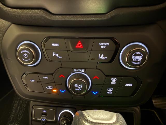 ジープ・レネゲード ナイトイーグル　特別限定車／バックカメラ／ＡｐｐｌｅＣａｒｐｌａｙ／ＡｎｄｏｒｏｉｄＡｕｔｏ／社外シートカバー装着済み／認定中古車保証付き／認定中古車（17枚目）