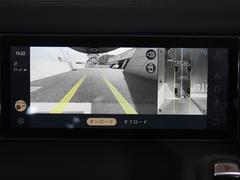 全周囲カメラとセンサーは狭い場所でも安心して駐車できるようにサポート。タッチスクリーンの表示と音で障害物との距離を確認できます。車幅感覚に慣れていない方や駐車の苦手な方には必見の装備といえます♪ 6