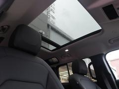 明るく開放的な光を生み出す広々とした空間を演出するガラスルーフ！ダークティンテッド強化ガラスは快適な車内温度を維持し日差しの影響を抑えるます。 7