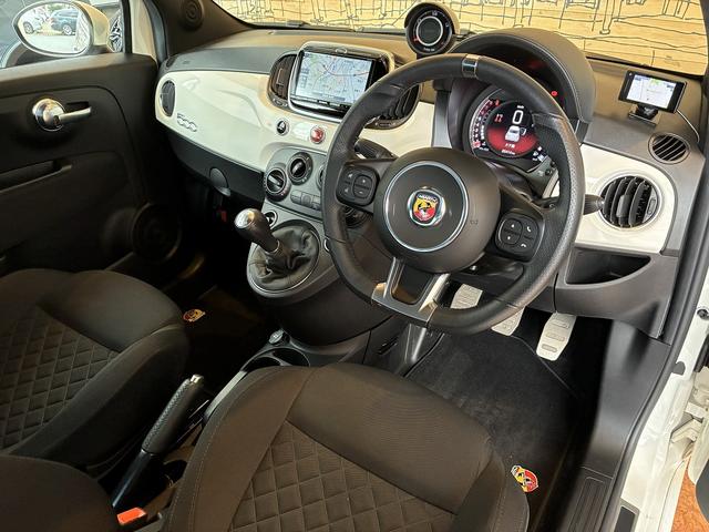 �����X�ł͑S�ԓW���O�Ɏԓ��N���[�j���O�����{���Ă��܂��B�t���A�}�b�g����p�l���ނ܂��Y��ɐ��|���Č�����܂��̂ŁA�����S�������B