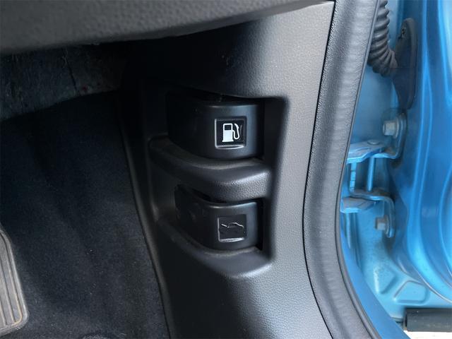 給油口レバー：運転席足元前