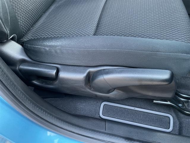 運転席は背もたれ、座面高さ調整付き