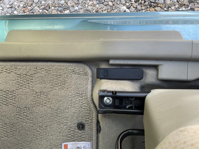 給油口レバー：運転席足元