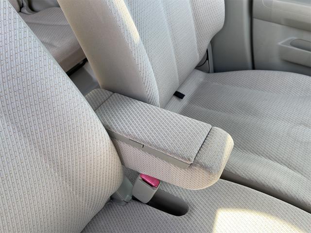 運転席アームレストあり（収納付き）