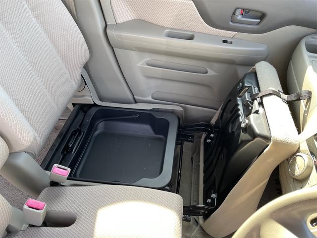 助手席に収納スペース