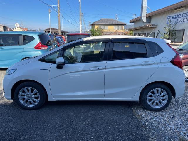 フィットハイブリッド Ｌ　ホンダセンシング　グー保証、一年間、走行距離無制限付、グー故障診断付き、衝突軽減装置付き、純正ナビ、ＴＶ、バックカメラ、ＥＴＣ、スマートキー、バッテリー新品交換付（5枚目）