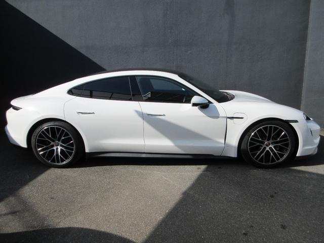 タイカン タイカン スポーツクロノP ボルドーレッド/ブラックツートンレザーインテリア パノラマガラスルーフ 20インチタイカンターボエアロAW PASMアダプティブエアサス リアアクスルステア パワステプラス 禁煙車(11枚目)