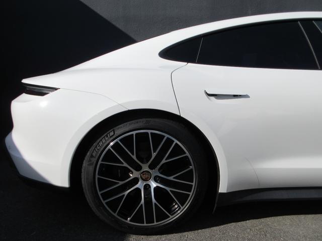 タイカン タイカン スポーツクロノP ボルドーレッド/ブラックツートンレザーインテリア パノラマガラスルーフ 20インチタイカンターボエアロAW PASMアダプティブエアサス リアアクスルステア パワステプラス 禁煙車(13枚目)