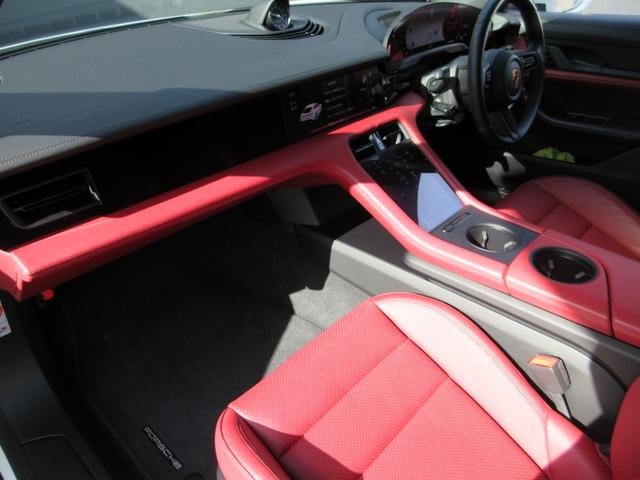 タイカン タイカン スポーツクロノP ボルドーレッド/ブラックツートンレザーインテリア パノラマガラスルーフ 20インチタイカンターボエアロAW PASMアダプティブエアサス リアアクスルステア パワステプラス 禁煙車(18枚目)