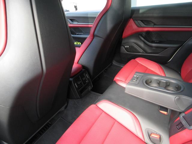 タイカン タイカン スポーツクロノP ボルドーレッド/ブラックツートンレザーインテリア パノラマガラスルーフ 20インチタイカンターボエアロAW PASMアダプティブエアサス リアアクスルステア パワステプラス 禁煙車(20枚目)