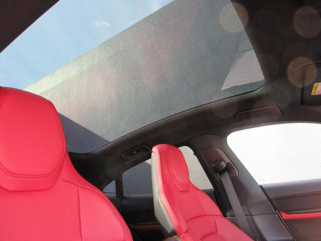 タイカン タイカン スポーツクロノP ボルドーレッド/ブラックツートンレザーインテリア パノラマガラスルーフ 20インチタイカンターボエアロAW PASMアダプティブエアサス リアアクスルステア パワステプラス 禁煙車(23枚目)