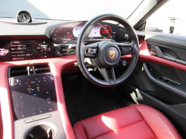 タイカン タイカン スポーツクロノP ボルドーレッド/ブラックツートンレザーインテリア パノラマガラスルーフ 20インチタイカンターボエアロAW PASMアダプティブエアサス リアアクスルステア パワステプラス 禁煙車(25枚目)