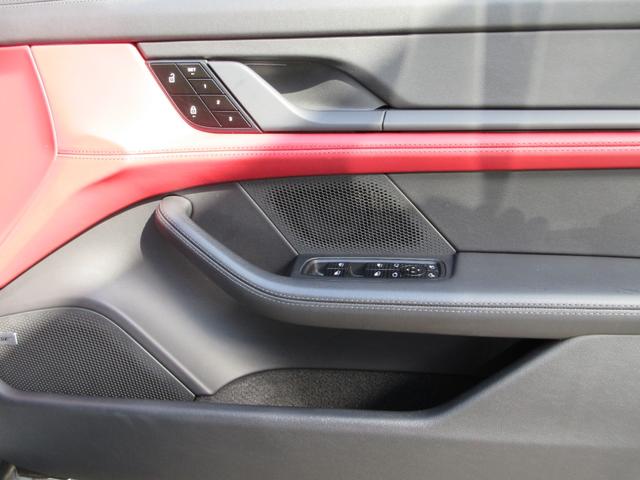 タイカン タイカン スポーツクロノP ボルドーレッド/ブラックツートンレザーインテリア パノラマガラスルーフ 20インチタイカンターボエアロAW PASMアダプティブエアサス リアアクスルステア パワステプラス 禁煙車(28枚目)