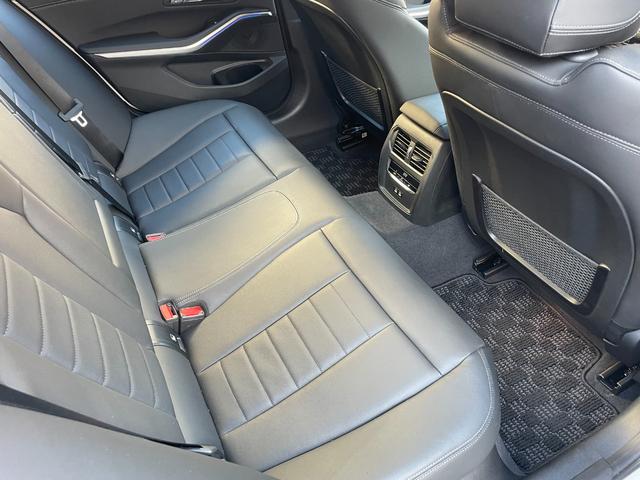 3シリーズ 320d xDriveツーリングハイラインパッケージ 買取車 ハイラインパッケージ ブラックレザー 前席左右シートヒーター 360°ビュー 電動テールゲート 純正18インチホイル 全方向カメラ スマキー 1オーナー Bカメラ BTオーディオ 電動シート(43枚目)
