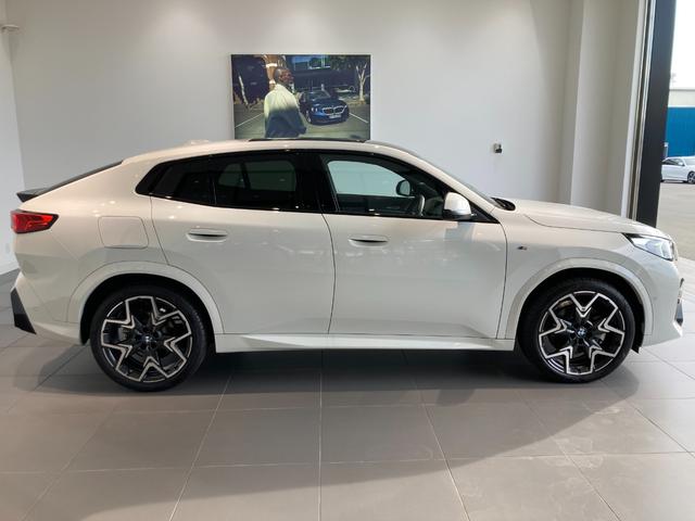 Ｘ２ ｘＤｒｉｖｅ　２０ｉ　Ｍスポーツハイラインパッケージ　アイコニックグロー　ブラックヴァーネスカレザー　ハーマンカードンスピーカー　ヘッドアップディスプレイ　純正前後ドラレコ　全方位カメラ　サンルーフ（4枚目）