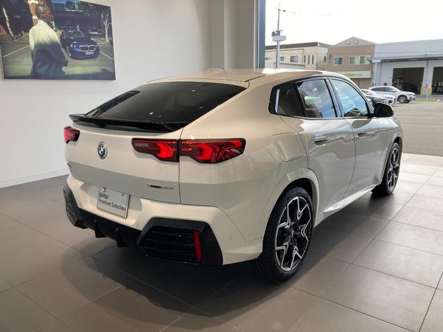 Ｘ２ ｘＤｒｉｖｅ　２０ｉ　Ｍスポーツハイラインパッケージ　アイコニックグロー　ブラックヴァーネスカレザー　ハーマンカードンスピーカー　ヘッドアップディスプレイ　純正前後ドラレコ　全方位カメラ　サンルーフ（5枚目）