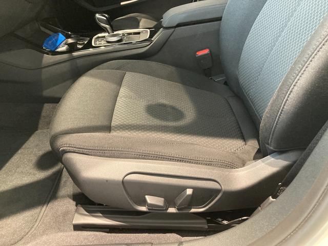 １シリーズ １１８ｄ　プレイ　弊社使用車　１７インチアルミホイール　電動テールゲート　ヘッドアップディスプレイ　バックカメラ　パーキングアシスト　アクティブクルーズコントロール　フロント電動シート（19枚目）