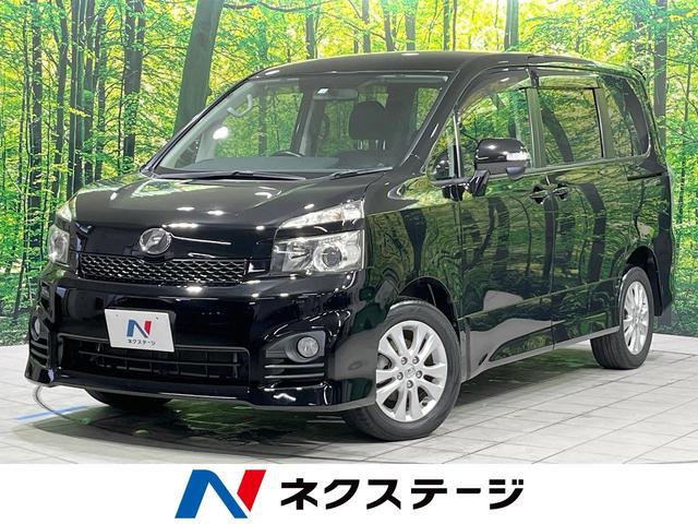 トヨタ ヴォクシー ＺＳ　４ＷＤ　フリップダウンモニター　禁煙車　寒冷地仕様　両側電動スライドドア　ＳＤナビ　バックカメラ　ＥＴＣ　１６インチアルミ　ＨＩＤヘッドライト　パドルシフト　革巻きステアリング