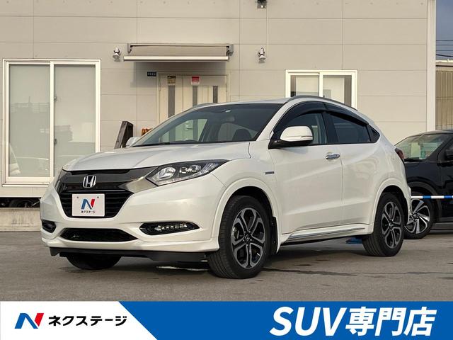 沖縄県の中古車ならヴェゼル ハイブリッドＺ・ホンダセンシング　純正８インチナビ　レーダークルーズ　バックカメラ　Ｂｌｕｅｔｏｏｔｈ接続　フルセグ　ＥＴＣ　シートヒーター　ハーフレザーシート　ＬＥＤヘッド／フォグ　ドラレコ　革巻きステアリング　純正１７インチアルミ