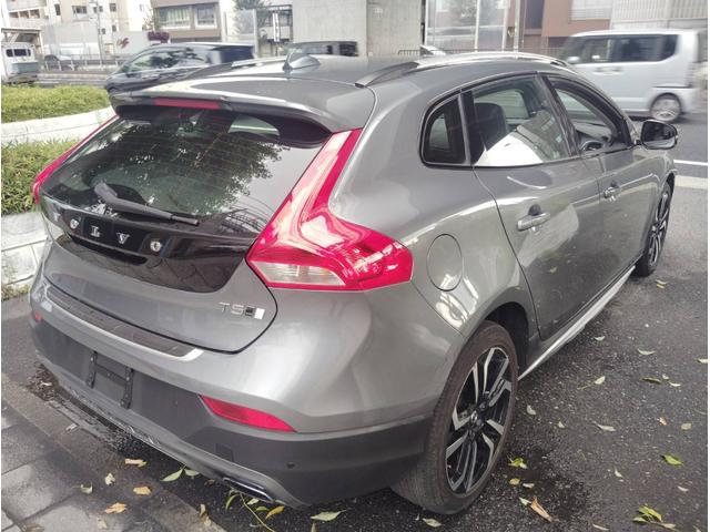 Ｖ４０ クロスカントリー　Ｔ５　ＡＷＤ　サマム　ナビＴＶ　ＥＴＣ　レザー　バックカメラ　アダクティブクルーズコントロール　ＬＥＤ　デイライト　パワーシート　シートヒーター　ＣＤ　Ｂｌｕｅｔｏｏｔｈ　ブラインドスポットモニター　スマートキー　４ＷＤ（4枚目）