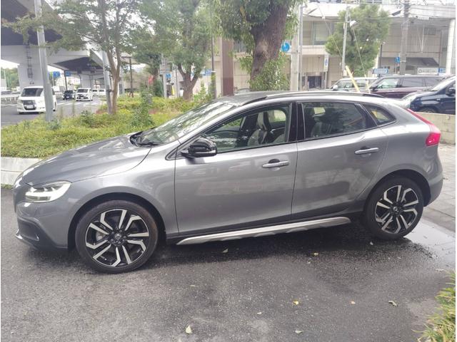 Ｖ４０ クロスカントリー　Ｔ５　ＡＷＤ　サマム　ナビＴＶ　ＥＴＣ　レザー　バックカメラ　アダクティブクルーズコントロール　ＬＥＤ　デイライト　パワーシート　シートヒーター　ＣＤ　Ｂｌｕｅｔｏｏｔｈ　ブラインドスポットモニター　スマートキー　４ＷＤ（5枚目）