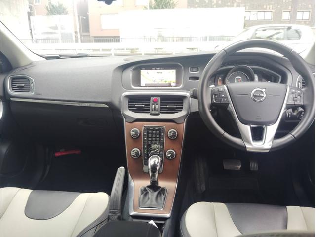 Ｖ４０ クロスカントリー　Ｔ５　ＡＷＤ　サマム　ナビＴＶ　ＥＴＣ　レザー　バックカメラ　アダクティブクルーズコントロール　ＬＥＤ　デイライト　パワーシート　シートヒーター　ＣＤ　Ｂｌｕｅｔｏｏｔｈ　ブラインドスポットモニター　スマートキー　４ＷＤ（11枚目）