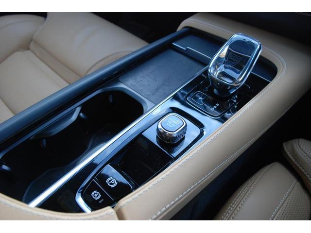 XC90 アルティメット B6 AWD Google搭載 Sunroof 電動リアゲート 純正20AW レザー harmankardonオーディオシステム クリスタルノブ 前後シートヒーター バックカメラ ETC(8枚目)