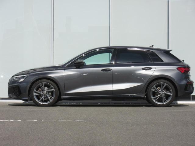 斜め後方から接近する車両を感知しドライバーに注意喚起するサイドアシスト装備。