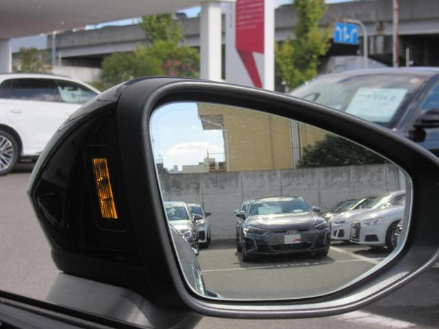 斜め後方から接近する車両を感知しドライバーに注意喚起するサイドアシスト装備。